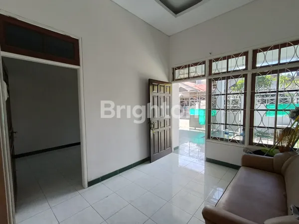 image DISEWAKAN RUMAH TAMAN PONDOK INDAH WIYUNG SIAP HUNI SANGAT TERAWAT (2)
