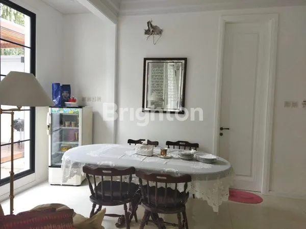image RUMAH BERGAYA EROPA DI KEMANG JAKARTA SELATAN LT 234M2, DEKAT KE PEJATEN, KEMANG, AMPERA    (3)