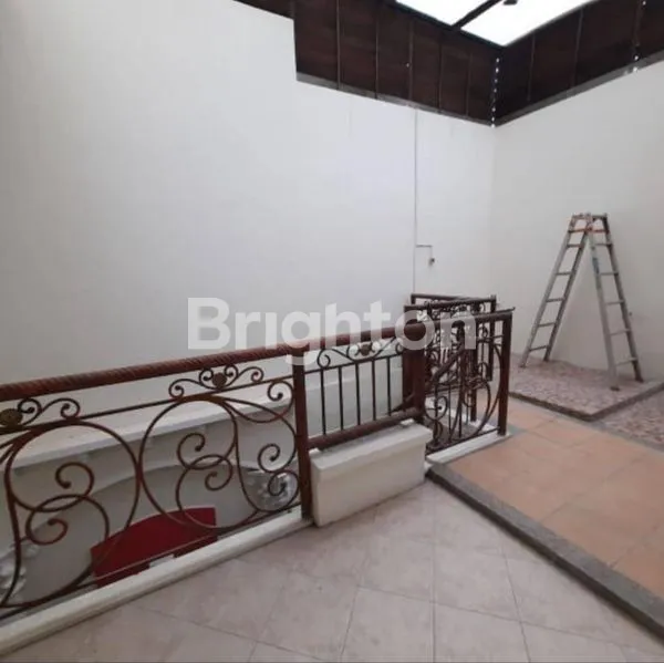 image MURAH RUMAH MEWAH MODEL CLASSIC TERAWAT SIAP HUNI DEKAT KAMPUS UBAYA (4)