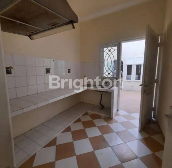 image MURAH RUMAH MEWAH MODEL CLASSIC TERAWAT SIAP HUNI DEKAT KAMPUS UBAYA (6)