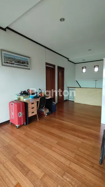 image RUMAH TERAWAT SIAP HUNI SANGAT NYAMAN DI TENGAH KOTA DI JALAN CIATEUL BANDUNG (7)