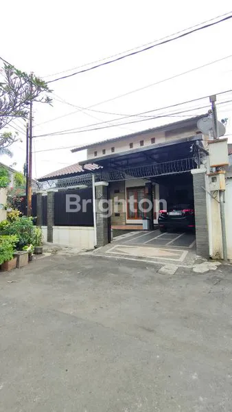 image RUMAH TERAWAT SIAP HUNI SANGAT NYAMAN DI TENGAH KOTA DI JALAN CIATEUL BANDUNG (1)