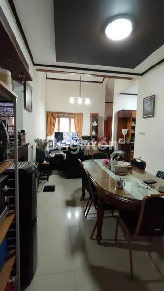 image RUMAH TERAWAT SIAP HUNI SANGAT NYAMAN DI TENGAH KOTA DI JALAN CIATEUL BANDUNG (2)