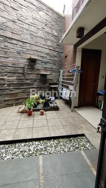 image RUMAH TERAWAT SIAP HUNI SANGAT NYAMAN DI TENGAH KOTA DI JALAN CIATEUL BANDUNG (6)