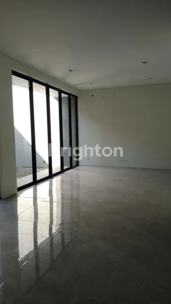 image RUMAH CITRALAND BARU GRESS DISTRIC 9 ADA ROOFTOP TERBUKA (4)