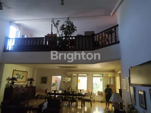 image RUMAH TUA + MEWAH + TERAWAT DI JANTUNG KOTA SURABAYA. (4)