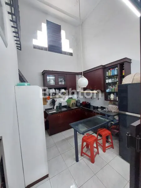 image RUMAH STRATEGIS BERSIH TERAWAT, SIAP HUNI.PAKUWON CITY CLUSTER MUTIARALOKASI STRATEGIS:DEKAT PUSAT PERBELANJAAN PAKUWON CITY MALL , GALAXY MALL, HOKKY, PAPAYA JUGA SEKOLAH XINCHONG, GLORIA, CITA HATI,ITS, WIDYA MANDALA SEPERJALANAN DENGAN MERR (4)