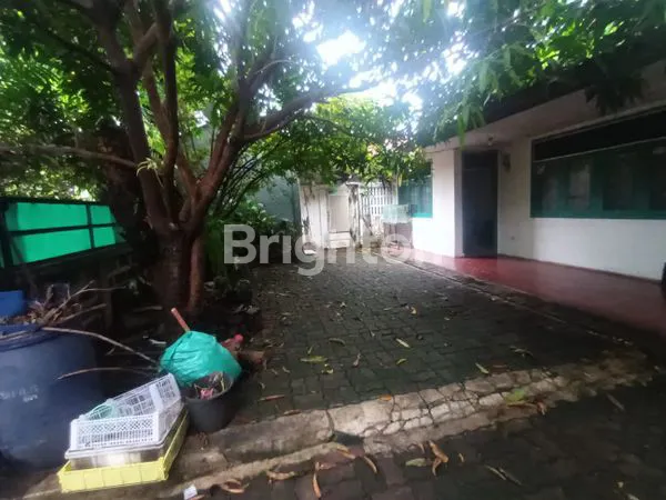 RUMAH TUA HITUNG TANAH PINGGIR JALAN KEMANDORAN