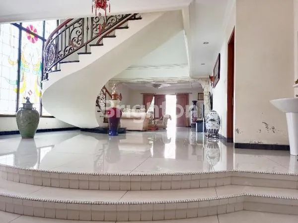 image GOMBEL PERMAI RUMAH VILLA 2 LANTAI BAGUS MEGAH SEMI FURNISH DEKAT TENGAH KOTA SEMARANG ATAS (3)