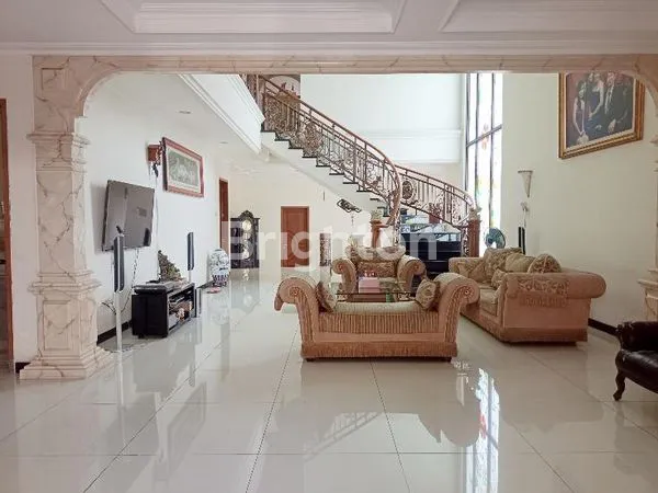 image GOMBEL PERMAI RUMAH VILLA 2 LANTAI BAGUS MEGAH SEMI FURNISH DEKAT TENGAH KOTA SEMARANG ATAS (4)