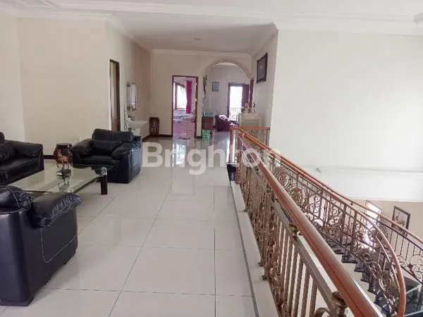 image GOMBEL PERMAI RUMAH VILLA 2 LANTAI BAGUS MEGAH SEMI FURNISH DEKAT TENGAH KOTA SEMARANG ATAS (5)