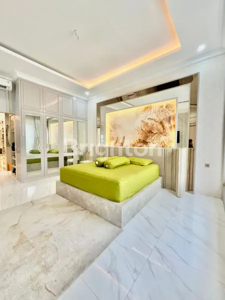 image RUMAH EROPA KLASIK CITRALAND TAMAN PUSPA RAYA HOOK SELATAN TIMUR DIJUAL LENGKAP DENGAN FURNITURE ADA KOLAM RENANG TINGGAL MASUK BAWA KOPER (4)