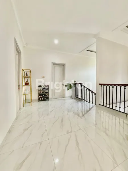 image RUMAH EROPA KLASIK CITRALAND TAMAN PUSPA RAYA HOOK SELATAN TIMUR DIJUAL LENGKAP DENGAN FURNITURE ADA KOLAM RENANG TINGGAL MASUK BAWA KOPER (2)