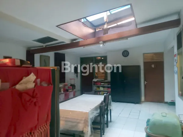 image RUMAH LAMA LOKASI STRATEGIS KEMANDORAN (2)