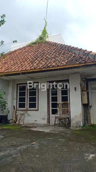 RUMAH MUNGIL STRATEGIS TENGAH KOTA. SELANGKAH KE CIPUTRA MALL DAN SIMPANG LIMA. LOKASI DI JL. ANGGREK SEMARANG