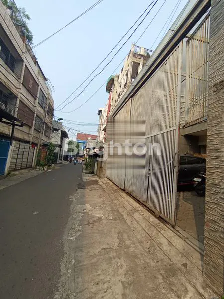 image RUMAH BAGUS SIAP HUNI DI PEKOJAN JAKARTA BARAT (2)