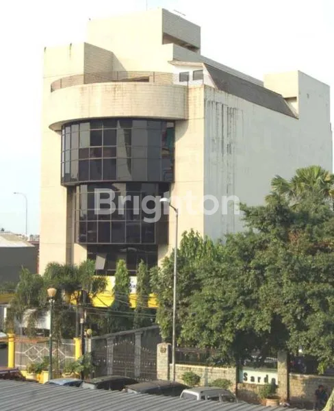 GEDUNG 5 LANTAI - DEKAT TOL - DI TEPI JALAN UTAMA