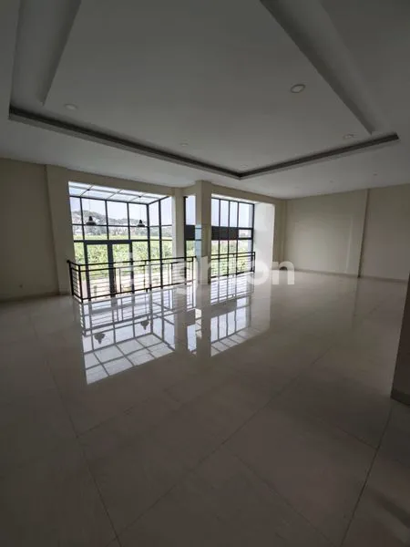 image RUMAH BESAR 4 LT DENGAN GUDANG DAN BASEMENT BESAR DI KOTA BARU PARAHYANGAN, PADALARANG (5)