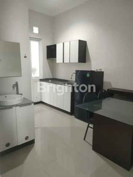 image RUMAH 1 LANTAI FULL FURNISH SIAP HUNI ROW JALAN LEBAR DI SUKOLILO (3)