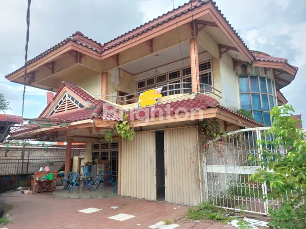 RUMAH BESAR PLUS KIOS 3 KIOS DI JL. WAHID HASYIM, PONTIANAK KOTA