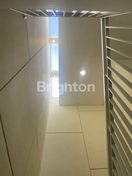 image RUMAH BARU GRESS MODERN MINIMALIS SELANGKAH DARI MERR DI BARUK. DEKAT KE RAYA MERR, SUPERINDO, IPH, UK PETRA, RUNGKUT INDUSTRI, GALAXY MALL (7)