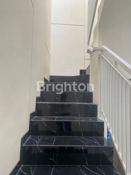 image RUMAH BARU GRESS MODERN MINIMALIS SELANGKAH DARI MERR DI BARUK. DEKAT KE RAYA MERR, SUPERINDO, IPH, UK PETRA, RUNGKUT INDUSTRI, GALAXY MALL (5)