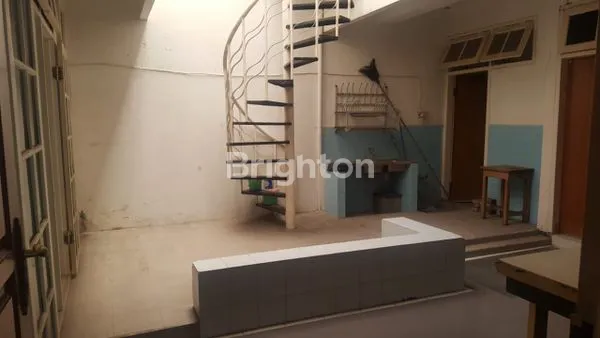 image RUMAH SATU SETENGAH LANTAI DHARMAHUSADA TERAWAT  DEKET UNAIR, GALAXY MALL ROW JALAN LEBAR (1)