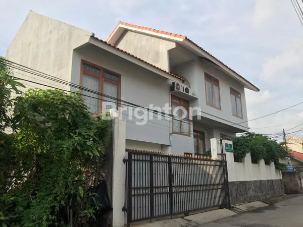 RUMAH 2 LANTAI RADIO DALAM JAKSEL SEMI FURNISHED SIAP HUNI STRATEGIS