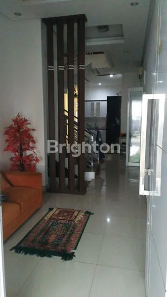 image RUMAH MODERN TENGAH KOTA TEPI JALAN RAYA  (2)
