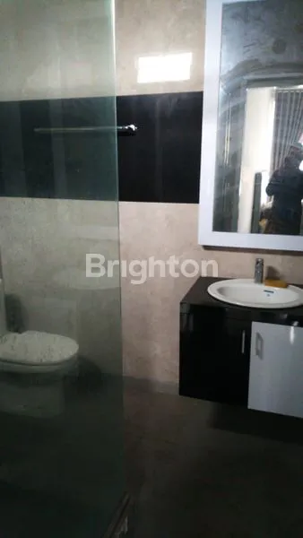 image RUMAH MODERN TENGAH KOTA TEPI JALAN RAYA  (6)