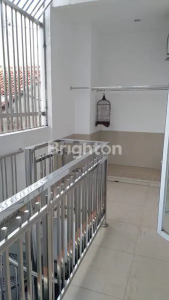 image RUMAH MODERN TENGAH KOTA TEPI JALAN RAYA  (7)