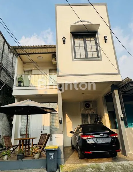 image RUMAH 2 LANTAI DI CLUSTER GRAHA RAYA DIJUAL (1)