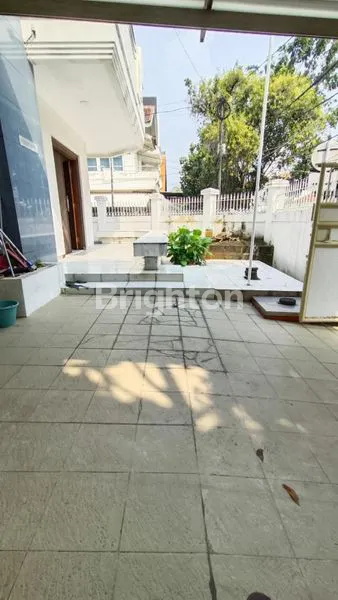 image KOMPLEK PERUMAHAN JALAN KESEHATAN CIDENG JAKARTA PUSAT HOEK 2 LANTAI LUAS TANAH 372 M2 HADAP UTARA PORTAL ONE GATE SYSTEM CARPORT 4 MOBIL HANYA 100 METER MENUJU PUSAT BISNIS DAN PERKANTORAN CIDENG TIMUR (2)