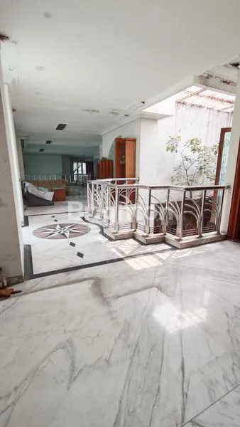 image KOMPLEK PERUMAHAN JALAN KESEHATAN CIDENG JAKARTA PUSAT HOEK 2 LANTAI LUAS TANAH 372 M2 HADAP UTARA PORTAL ONE GATE SYSTEM CARPORT 4 MOBIL HANYA 100 METER MENUJU PUSAT BISNIS DAN PERKANTORAN CIDENG TIMUR (7)