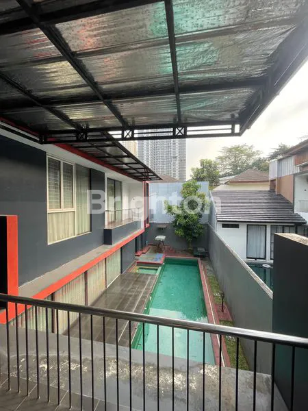 image RUMAH MEWAH 3 LANTAI SHM DI MAHOGANY RESIDENCE CIBUBUR DENGAN PRIVATE POOL DAN LOKASI DI SAMPING TSM MALL DEKAT LRT, RUMAH SAKIT, PINTU TOL CIBUBUR DAN JATIKARYA (1)