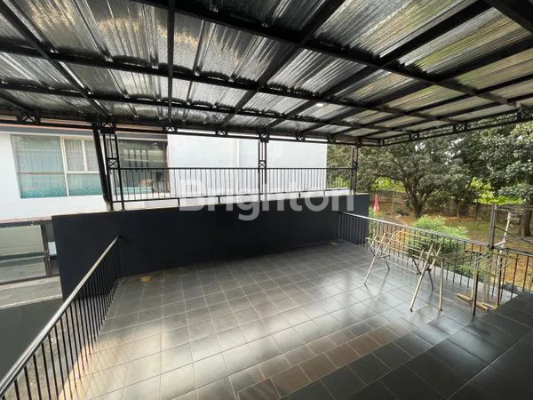 image RUMAH MEWAH 3 LANTAI SHM DI MAHOGANY RESIDENCE CIBUBUR DENGAN PRIVATE POOL DAN LOKASI DI SAMPING TSM MALL DEKAT LRT, RUMAH SAKIT, PINTU TOL CIBUBUR DAN JATIKARYA (6)