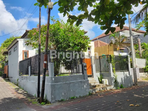 image RUMAH 3 KAMAR DI KEROBOKAN DENGAN FASILITAS PERUMAHAN KOLAM RENANG (1)