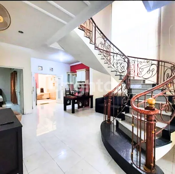 image RUMAH SIAP HUNI BARU RENOVASI ROW LEBAR MODEL KLASIK TENGGILIS UTARA (3)