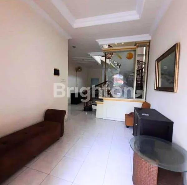 image RUMAH SIAP HUNI BARU RENOVASI ROW LEBAR MODEL KLASIK TENGGILIS UTARA (4)