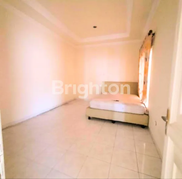 image RUMAH SIAP HUNI BARU RENOVASI ROW LEBAR MODEL KLASIK TENGGILIS UTARA (5)