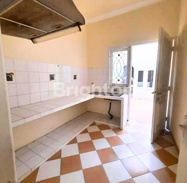 image RUMAH SIAP HUNI BARU RENOVASI ROW LEBAR MODEL KLASIK TENGGILIS UTARA (7)