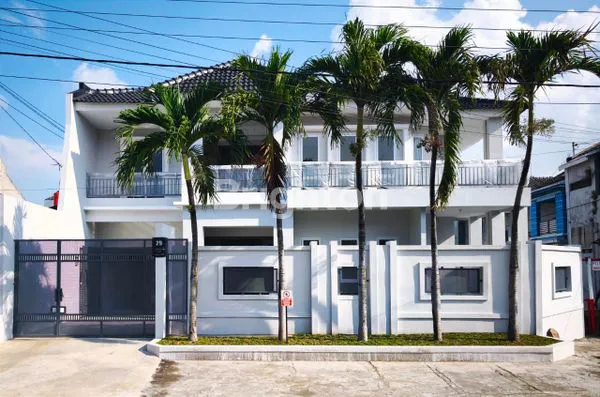 image RUMAH MEWAH BANYUANYAR (2)