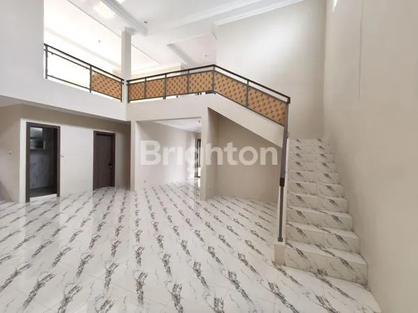 image RUMAH MEWAH BANYUANYAR (4)