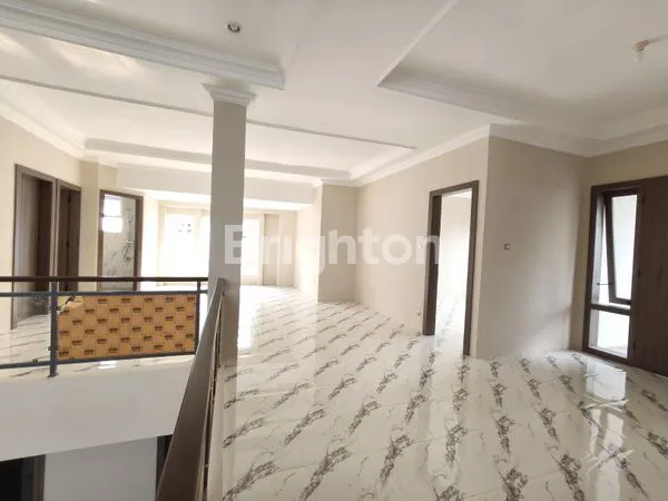 image RUMAH MEWAH BANYUANYAR (5)