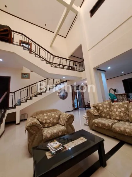 image RUMAH 2 LANTAI SIAP HUNI DI DARMO PERMAI TIMUR (2)