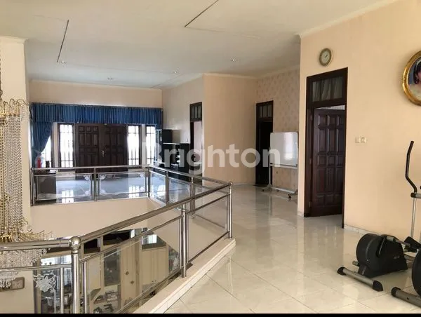 image RUMAH MEDITERAN  MEWAH 2 LANTAI DI KRIS KENCANA SARI TIMUR  (3)