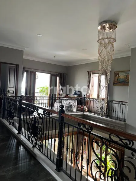 image RUMAH MEWAH FULLY FURNISHED 2 LANTAI TENGAH KOTA SOLO LENGKAP SHM & IMB (8)