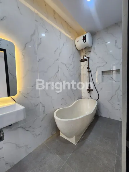 image RUMAH MEWAH 2 LANTAI BARU SIAP HUNI DENGAN ROOFTOP PERMATA 2 RESIDENCE JAGAKARSA JAKARTA SELATAN (8)