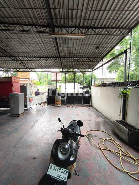 image RUKO GANDENG 3 LANTAI POSISI MAINROAD DI MERUYA SELATAN (2)