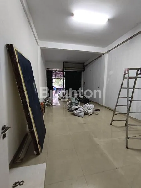 image RUKO GANDENG 3 LANTAI POSISI MAINROAD DI MERUYA SELATAN (3)